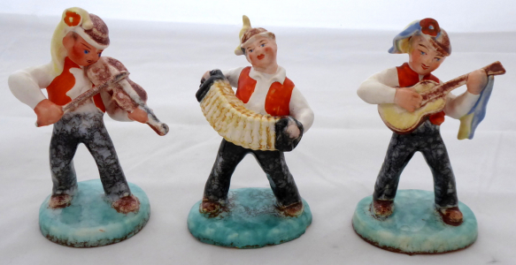 Tři sošky, muzikanti v krojích - Ditmar Urbach, Teplice (1).JPG