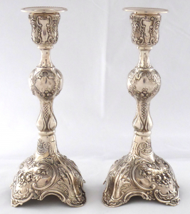 Dva stříbrné bohatě zdobené svícny - Christoph Widmann, Pforzheim (1).JPG