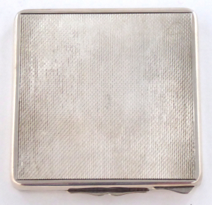 Stříbrná čtvercová pudřenka s gilošováním (1).JPG