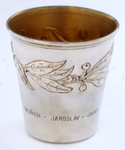 Stříbrný pohárek s vavřínovým věnečkem (1).JPG