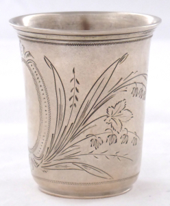 Stříbrný pohárek s kartuší a rostlinami (1).JPG