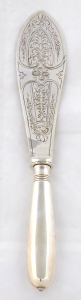 Dekorativní servírovací nůž se stříbrnou rukojetí (1).JPG