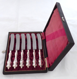 Šest stříbrných menších nožů v kazetě - Evropa 1868 - 1902 (1).JPG