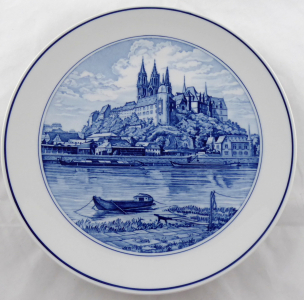 Míšeňský kobaltový talíř s pohledem na město Míšeň (1).JPG