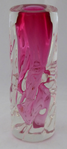 Váza z křišťálového a světle rubínového skla - František Vízner, Škrdlovice (1).JPG