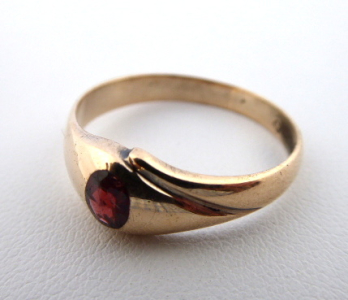 Prsten s přírodním almandinem - slitina se zlatem Neugold (1).JPG