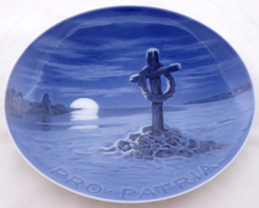 Modrý talíř s krajinou, Pro Patria - Kodaň (1).JPG