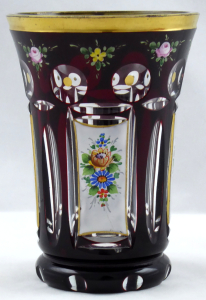 Rubínová a čirá sklenice s malovanými květinami (1).JPG