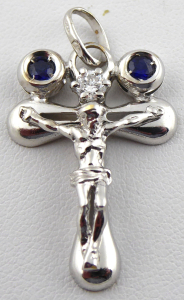 Kříž z bílého zlata s diamantem a párovými modrými safíry (1).JPG