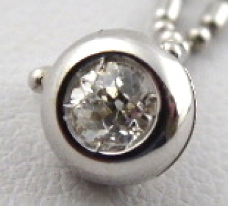 Solitérní diamant s řetízkem - Unoaerre, Itálie (1).JPG