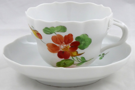 Míšeňský čajový šálek s malovanými řeřichami (1).JPG