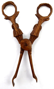Dřevěné kleštičky s figurální řezbou (1).JPG