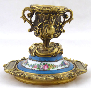 Bronzový malý stolní svícen s porcelánem (1).JPG