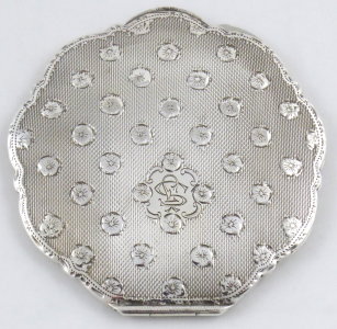Stříbrná gravírovaná pudřenka s květy (1).JPG