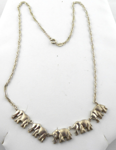 Stříbrný náhrdelník se slony (1).JPG