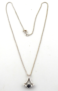 Zlatý náhrdelník s diamanty a modrým safírem (1).JPG