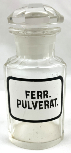 Malá lékarenská dóza s nápisem - Ferr. Pulverat (1).JPG