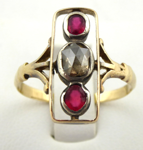 Zlatý prsten s přírodním diamantem a červenými kameny (1).JPG
