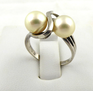 K. Mikimoto, Japonsko - Stříbrný prsten s 2 mořskými perlami (1).JPG