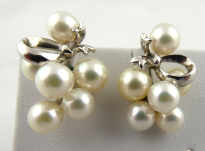 K. Mikimoto, Japonsko - Stříbrné náušnice s 12 mořskými perlami (1).JPG