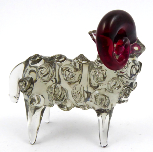 Železnobrodské sklo - Beran z rohy z granátového skla (1).JPG