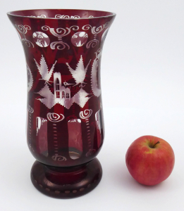Vyšší ručně broušená váza s rubínovou lazurou (1).JPG