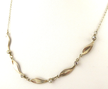 Stříbrný náhrdelník s lístky a kamínky (1).JPG