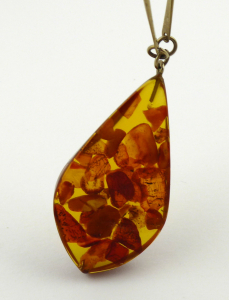 Náhrdelník s velkým přírodním jantarem (1).JPG
