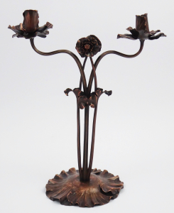 Secesní měděný svícen s květy (1).JPG