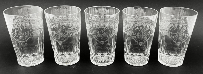 Pět skleniček s písmeny v medailonu (1).JPG