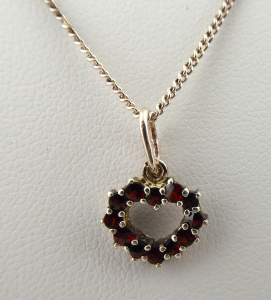 Stříbrný řetízek se srdíčkem z českých granátů (1).JPG