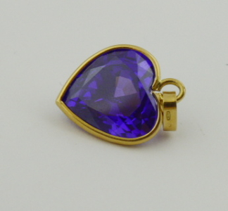 Zlatý přívěsek s fialovým srdíčkem (1).JPG