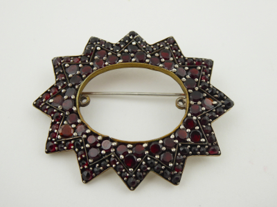 Brož ve tvaru hvězdy - české granáty (1).JPG