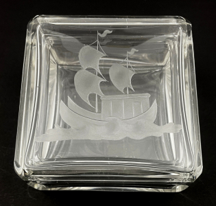 Ručně broušená skleněná dóza s korábem (1).JPG