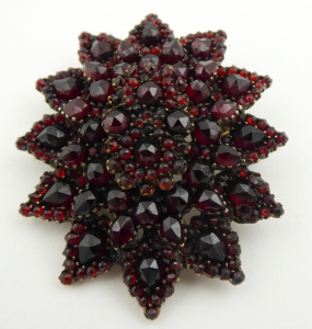 Medailon - brož s velkými českými granáty (1).JPG