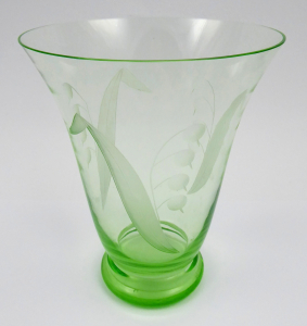 Váza z uranového skla s konvalinkami (1).JPG