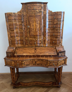 Barokní intarzovaný sekretář - tabernákl (1).JPG